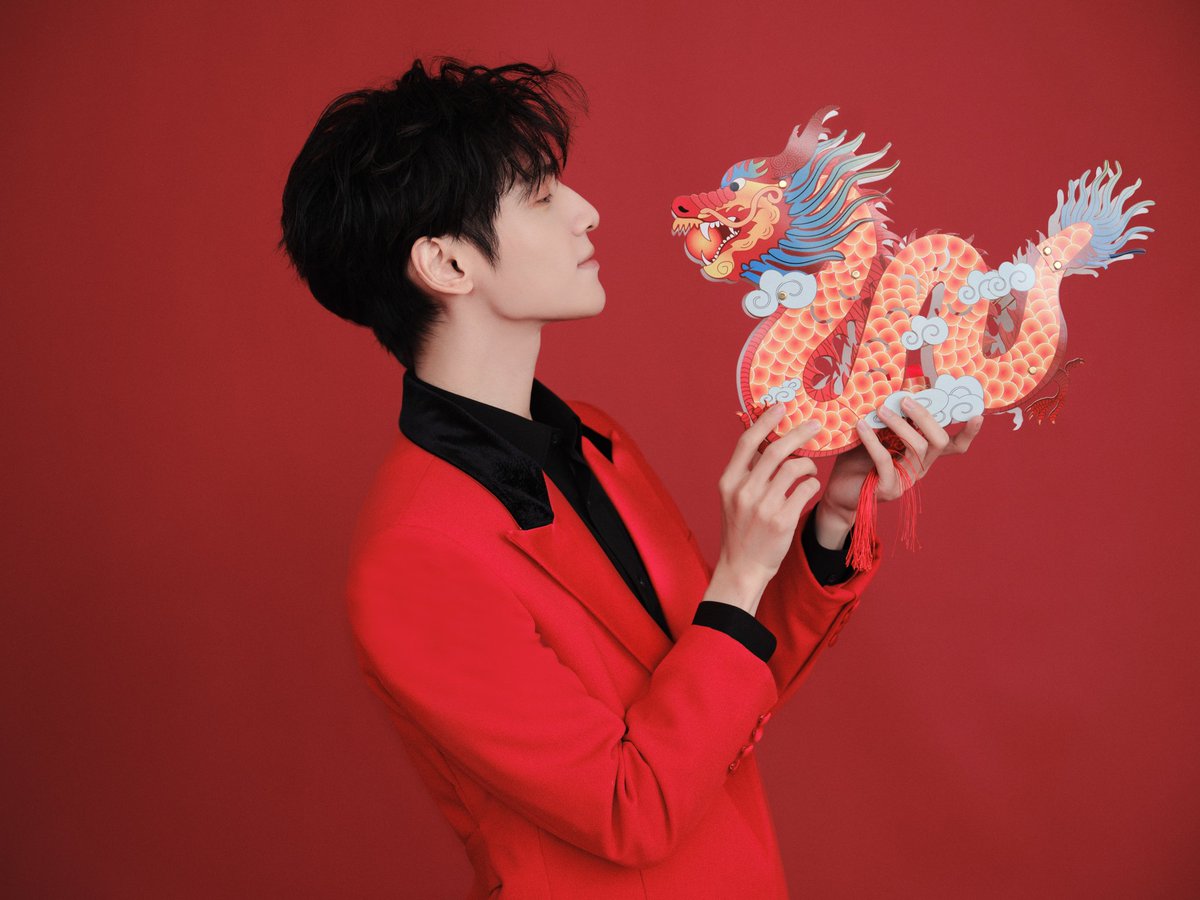 Saengda50045377's tweet photo. The lamp is bright and beautiful. And dragons fly all over the world to celebrate the New Year! Bright New Year's red color And may you all have a great, lucky and prosperous New Year.

LuoYunxi studio weibo update : 10 Feb, 2024

©️ 罗云熙工作室

#หลัวอวิ๋นซี #LuoYunxi #罗云熙 https://t.co/IVEe4AaAob