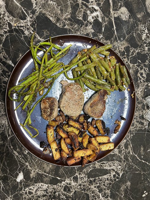 What're you eating for dinner? 🍽️👀 https://t.co/Yycj57rpxT