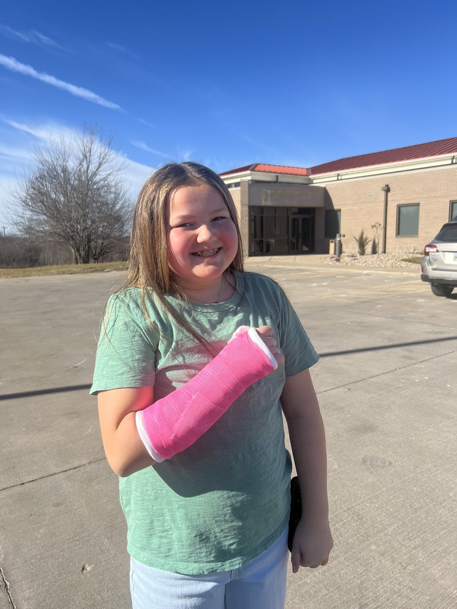 AlyssaC329's tweet photo. @CaitlinClark22 she’s got a spot on her cast that she’s anticipating a signature from the GOAT! Hope to see you Sunday in Lincoln. https://t.co/E604AJDRJA
