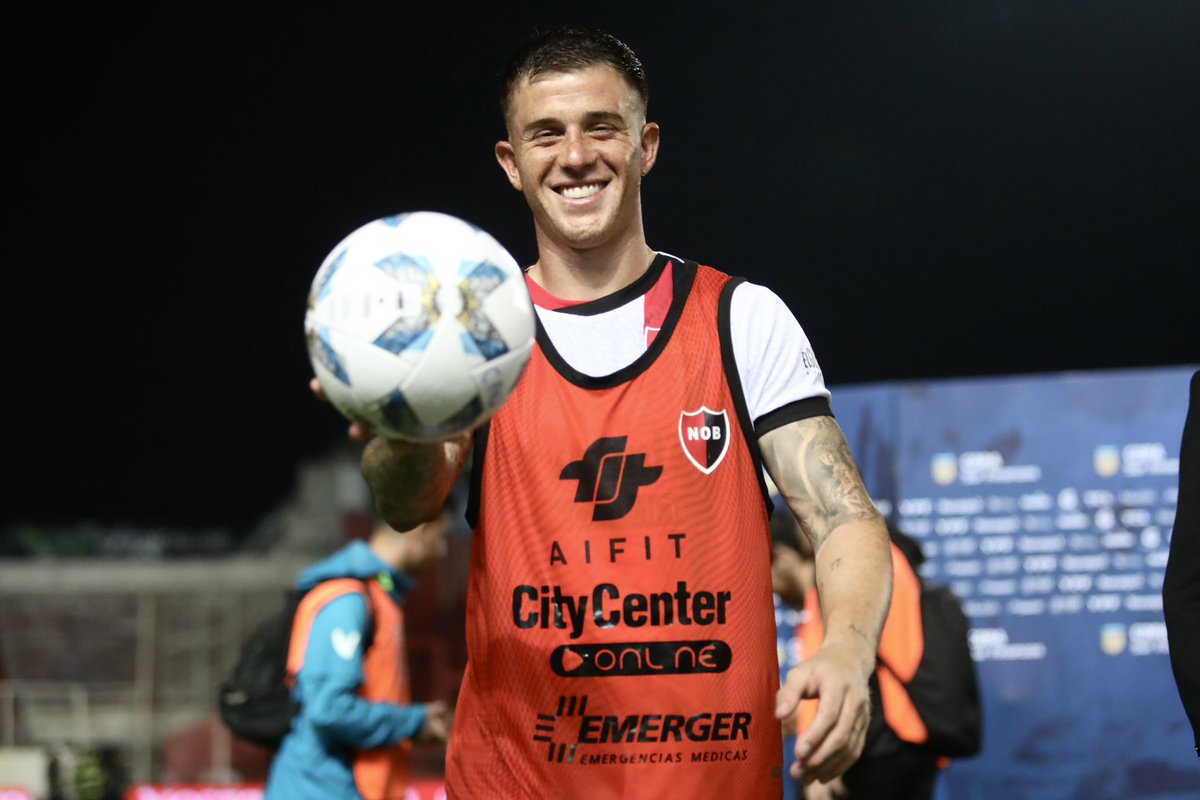 Newells's tweet photo. Se lleva la pelota el tipo 😍 https://t.co/d5aqvKMiAF