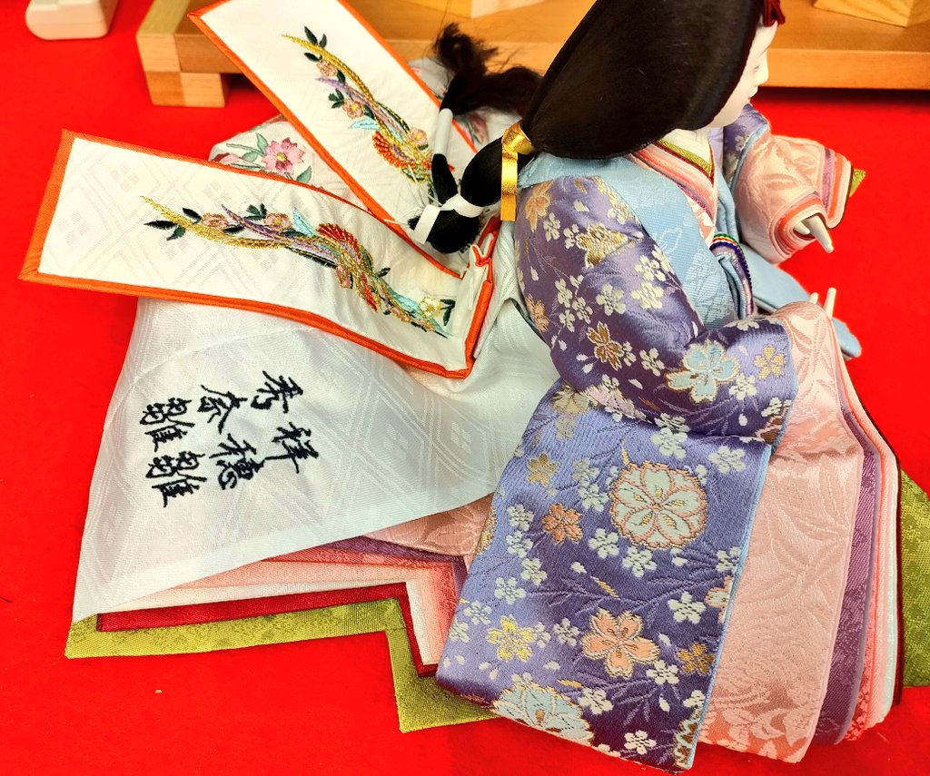 mamekato1's tweet photo. おはようございます。
今現在オーダーをお訊きしているお雛様の製作に目処がつきました。
今日からの受注は10日前後、2月20日頃のお届けとなっております。
まだまだ間に合います。
残り物ではなく、お子様の為にお作りする最高の贅沢をお楽しみください。
#オーダーメイド
#雛人形
#蓬左佳峰 https://t.co/YiVQvdOdrs