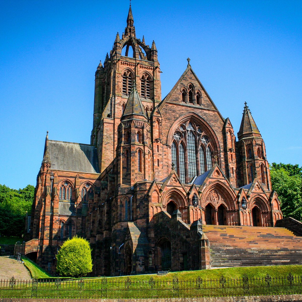 'Paisley's architecture is a captivating blend of history and beauty, with its impressive structures showcasing the town's rich heritage. #PaisleyScotland #ArchitecturalWonders'