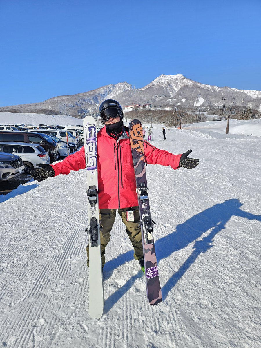 Ryo1Horii's tweet photo. 縁あって、CASフリースキーをお借りして
素人目線であれこれ呟く役を仰せつかりました‼️
お借りしている間は、自分の板の他にCASフリースキーを持っていきますので、みんなで乗ってみましょう🎵
(レンタルビンなので、ソールサイズは気にしなくてOKですよ)
#CASFREESKIS
#CHICANO
#SWAG https://t.co/YpzhxPlViE