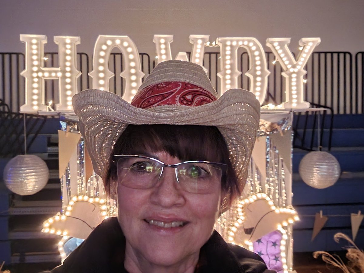 bblumer_KME's tweet photo. Having a great time at KME 's Country Glam dance!
@KMEKnights @Kings_Schools https://t.co/atcrZ0Pcda