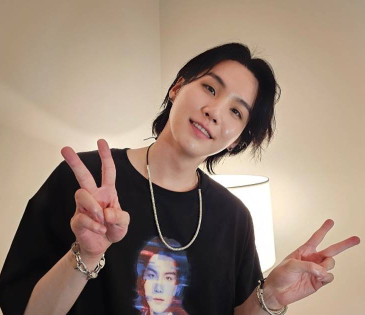 miduasa1012's tweet photo. ユンギさん💜
今日は설날ですね✨️
새해 복 많이 받으세요😊
素敵な時間を過ごせます様に🍀

I'm listening to #AgustD (@BTS_twt) album #D_DAY's #Haegeum. 

🔗https://t.co/r9710z14GK https://t.co/XYRPVMOt6u
