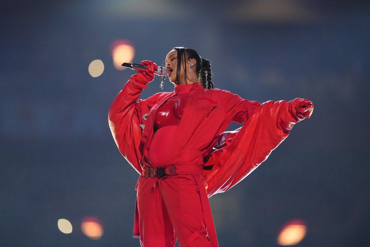 .<a href="/AppleMusic/">Apple Music</a>'s Eddie Francis (<a href="/yourboyeddie/">Eddie Francis</a>) on Rihanna's Super Bowl Halftime Show:

"Halfway through the performance you realize she's doing it on her own—and the fact that she can sit up on that stage, perform all those songs without the assistance of anyone and she didn't need