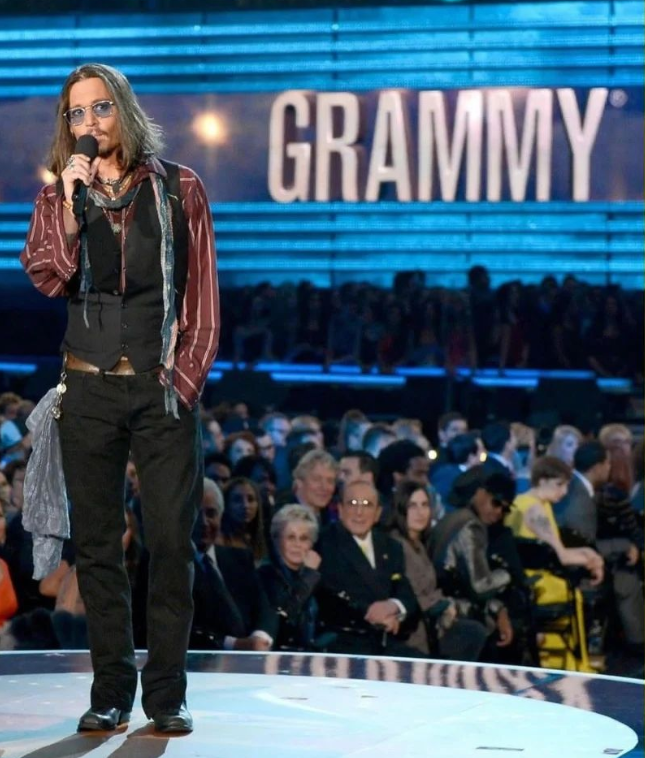 Pleasant_Meadow's tweet image. Presenting an award at the Grammys on Feb. 10, 2013. 

The man would turn 50 in just 4 months.

#JohnnyDepp #musician #ageless 

Unknown/JustJared