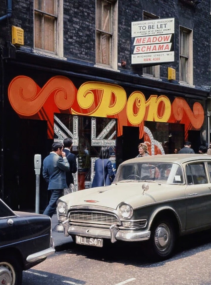 Pop Boutique, Carnaby St, London (1967-69)

#carnabystreet   #swingingsixties   #swinginglondon