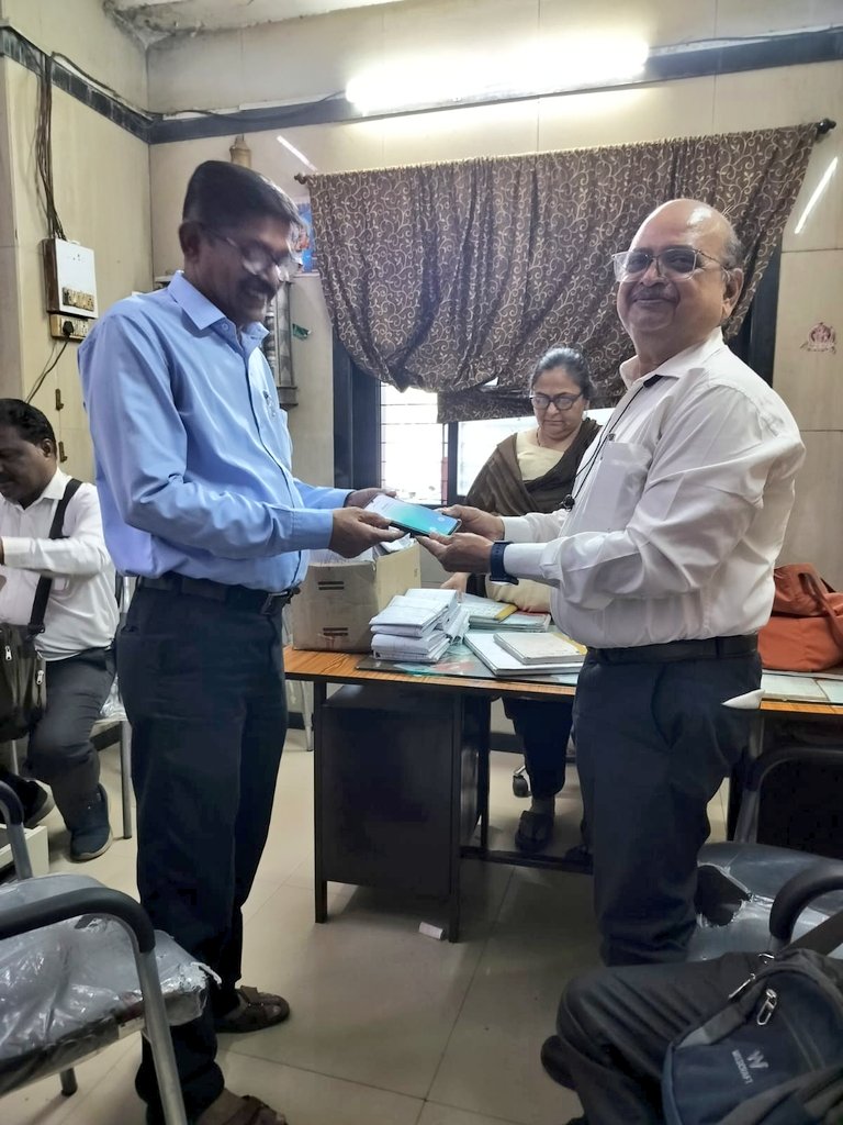 A moment of joy provided to passenger by our checking staff Mr. Ganesh Pawar CTI/ BVI. The passenger forgot his mobile phone on platform no. 10 at Borivali Station which was returned to passenger by him.

<a href="/RailMinIndia/">Ministry of Railways</a> <a href="/Gmwrly/">GMWR</a> <a href="/drmbct/">DRM - Mumbai Central, WR</a> <a href="/Srdcmbct12/">SrdcmBCT</a> <a href="/PMOIndia/">PMO India</a>