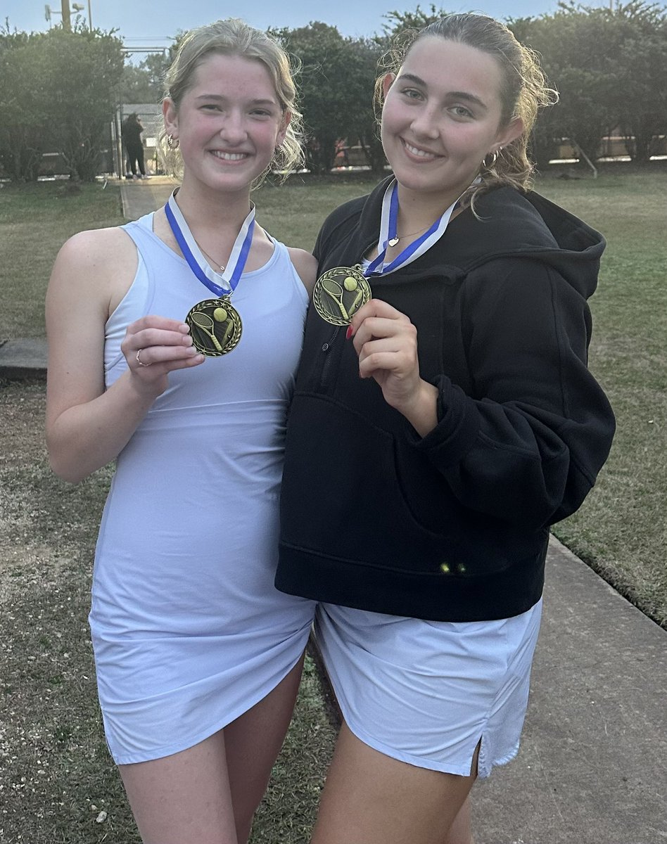 BoerneHSTennis's tweet photo. Smithson Valley Varsity roundup redults:

Girls Doubles 🥇 - Jacqueline/Georgia

Boys Doubles 🥈 - Ben/Nick

Boys Singles 🥈 - Justin

Girls Singles 🥉 - Reagan

Also had semis for 2 mixed teams and girls singles! 

Great first tournament! Go Hounds! https://t.co/iwB6QFXCT4