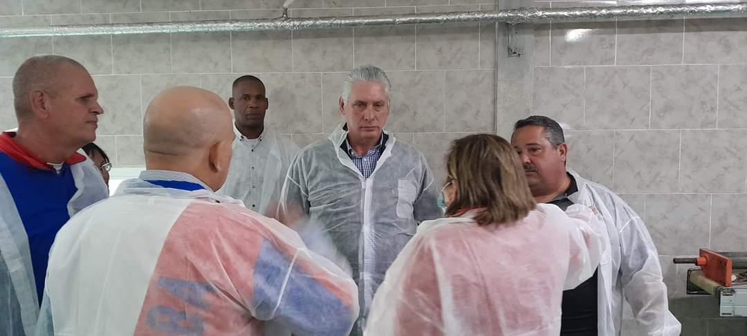 SuselyMorfaG's tweet photo. Tras el paso por el área productiva @DiazCanelB se dirigió a trabajadores y vecinos a los cuales detalló sobre lo apreciado en la unidad empresarial, en la que notó amplio compromiso de los hombres y mujeres que allí laboran.
#MatancerosEnVictoria @DrRobertoMOjeda https://t.co/ragfrpXKdd