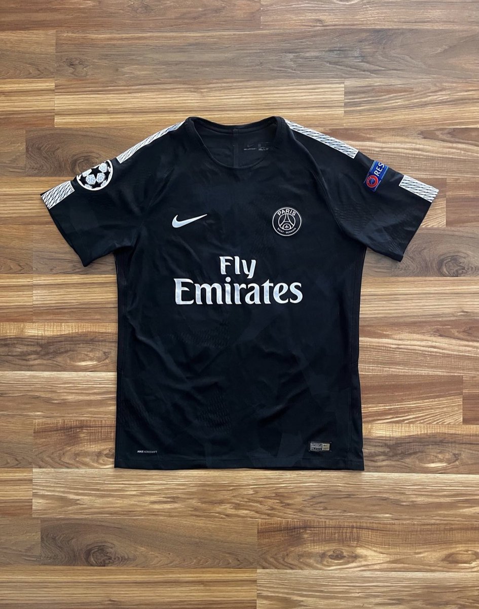 FPLMilwaukee's tweet photo. @_FullKitWankers 2017-18 PSG Mbappe Third Kit

Size Large, 8/10 condition.

Measurements: 
Width: 21 Inches, Length: 29 Inches

Price: $325usd or best offer https://t.co/vHXRvlvE6t