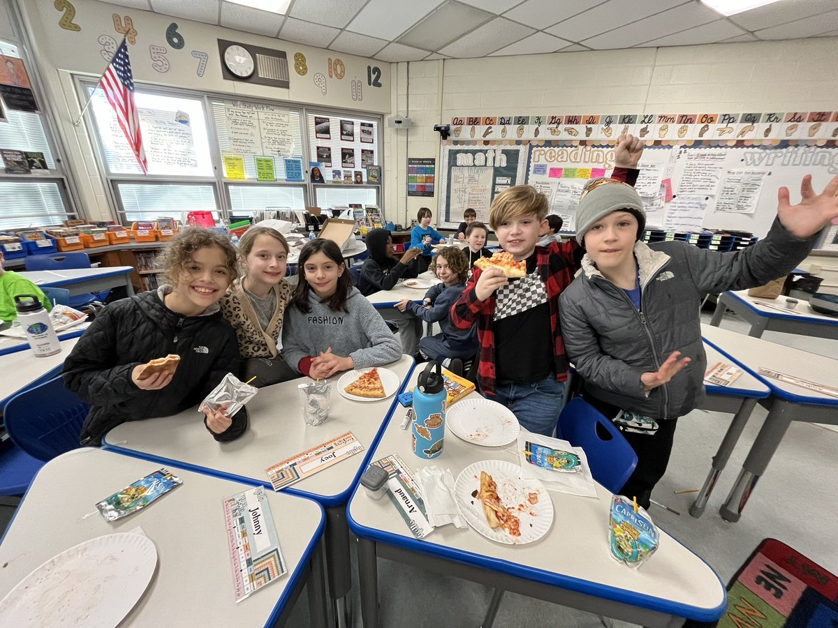 🦸🏾‍♂️📚🦸🏼‍♀️ These super readers crushed their January Reading Challenge goal! Hard work and dedication tastes good!  🏆🍕#tatemtweets #collsedu
