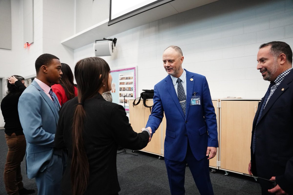 Great #TeamSISD Superintendent’s Parent & Student Advisory Council meetings today! We shared updates on achievements, accountability, & academic progress, & proudly showcased our flagship high school @Socorro_HS1 with a tour of the campus. Thank you to all who joined us.