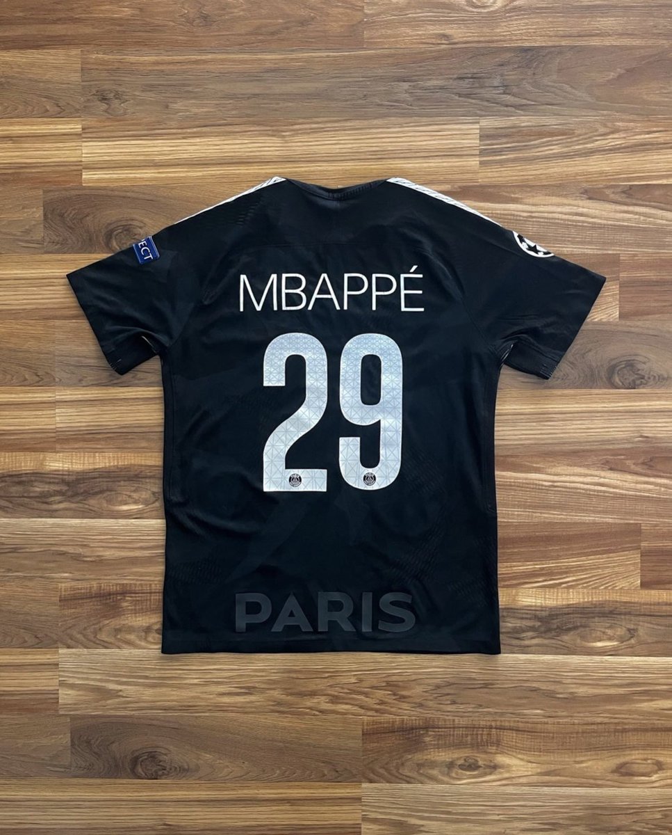 FPLMilwaukee's tweet photo. @shirt_x 2017-18 PSG Mbappe Third Kit

Size Large, 8/10 condition.

Measurements: 
Width: 21 Inches, Length: 29 Inches

Price: $325usd or best offer https://t.co/nGBusURSQt