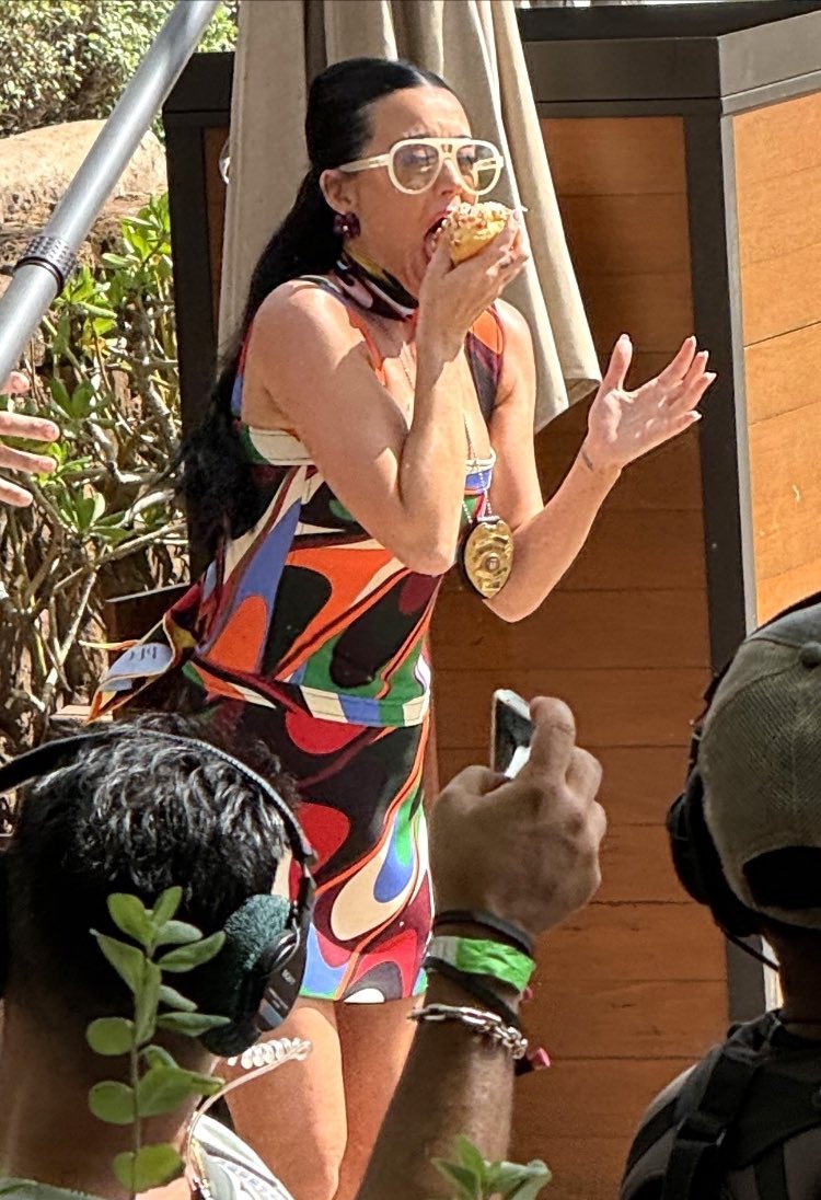 KPOnlineCom's tweet photo. 📸 Katy Perry filming American Idol yesterday https://t.co/jtDMpCNrkJ