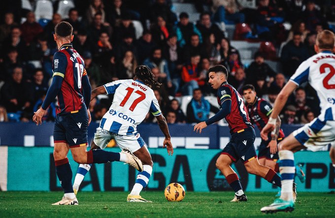 Sergio Lozano con la pelota controlada. Fuente: Levante UD