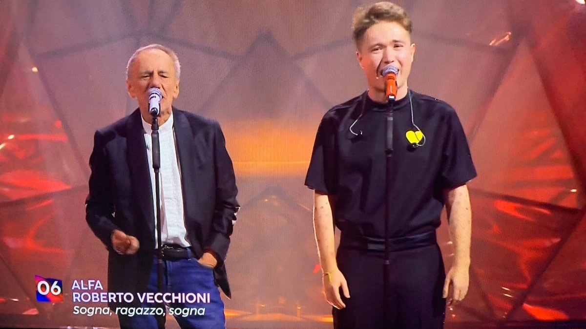 badgalvale's tweet photo. due generazioni che si incontrano.
due generazioni piene di sogni diversi.
due generazioni che si mescolano.
due generazioni che spiegano il ciclo della vita. 
bellissimo. 

#Sanremo2024 https://t.co/7m3gehi7tR