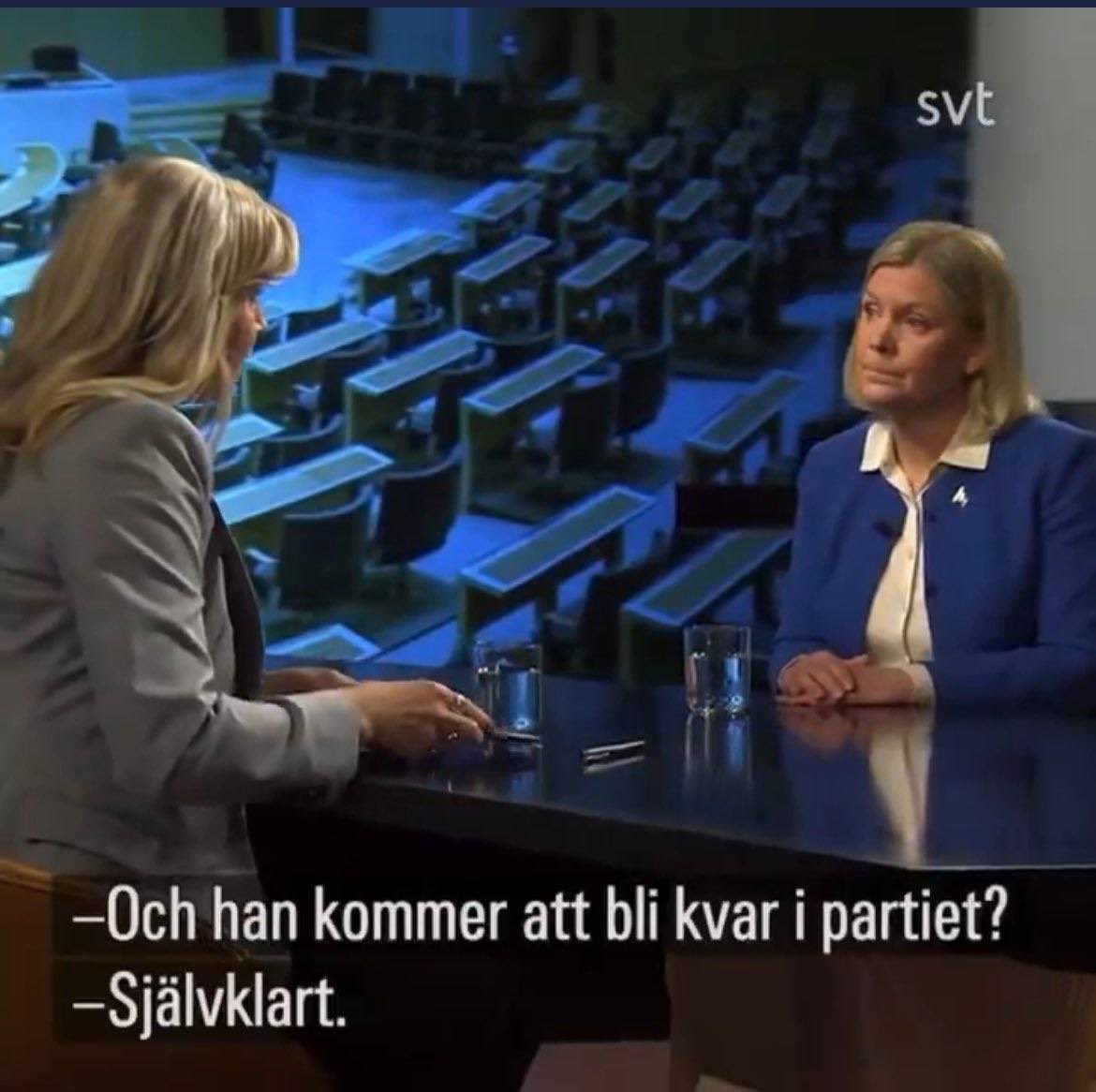 jimmieakesson's tweet photo. Magdalena Andersson, såhär kan man inte bete sig som partiledare. Ljuga sig blå i flera månader för att rädda kvar en islamist, och sedan själv be honom lämna. Du vet lika bra som alla andra att ditt parti är fullkomligt nedlusat med islamister. Ska du lägga sådan här energi på varenda en så kommer du ha att göra fram till långt efter pensionen.

Jag ska vara tydlig. Du och ditt parti kommer inte undan att ni är en aktiv del av den islamistiska rörelsen i Sverige. Jamal El-Haj är inte den förste och tyvärr långt ifrån den siste socialdemokraten med tydliga kopplingar till islamism.

Vi sverigedemokrater kommer inte att spara på krafterna när det gäller att avslöja ert dubbelspel gentemot svenskarna.  

Jag och mitt parti kommer att ligga på er med blåslampa till dess varenda islami(s)t har tvingats krypa fram i dagsljuset. 

Det har du mitt ord på.  

De ska ut ur maktens korridorer och i bästa fall ut ur vårt land.

(Skärmdumpar från SVT respektive Omni)