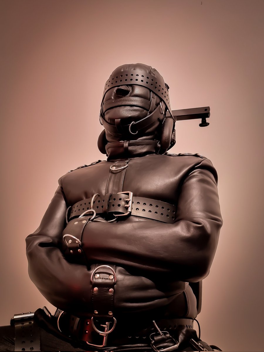 Restrained body.
Restrained mind.

Lost in space and time, you focus on the only thing that matters : the relentless edging and denial...

And back in chastity 😈.

⛓️ @Mister__Joy