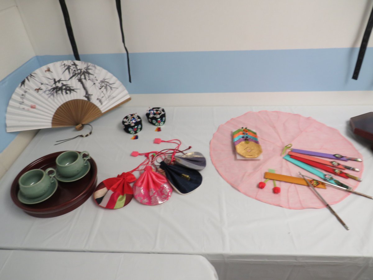 RobergeES's tweet photo. Thank you to the KPG for the display of items and artifacts arranged by the parent volunteers in anticipation of the Lunar New Year which begins on February 10th. The students and staff very much appreciate their efforts and the donation of the wonderful bookmarks received. https://t.co/YsG4F59Aza