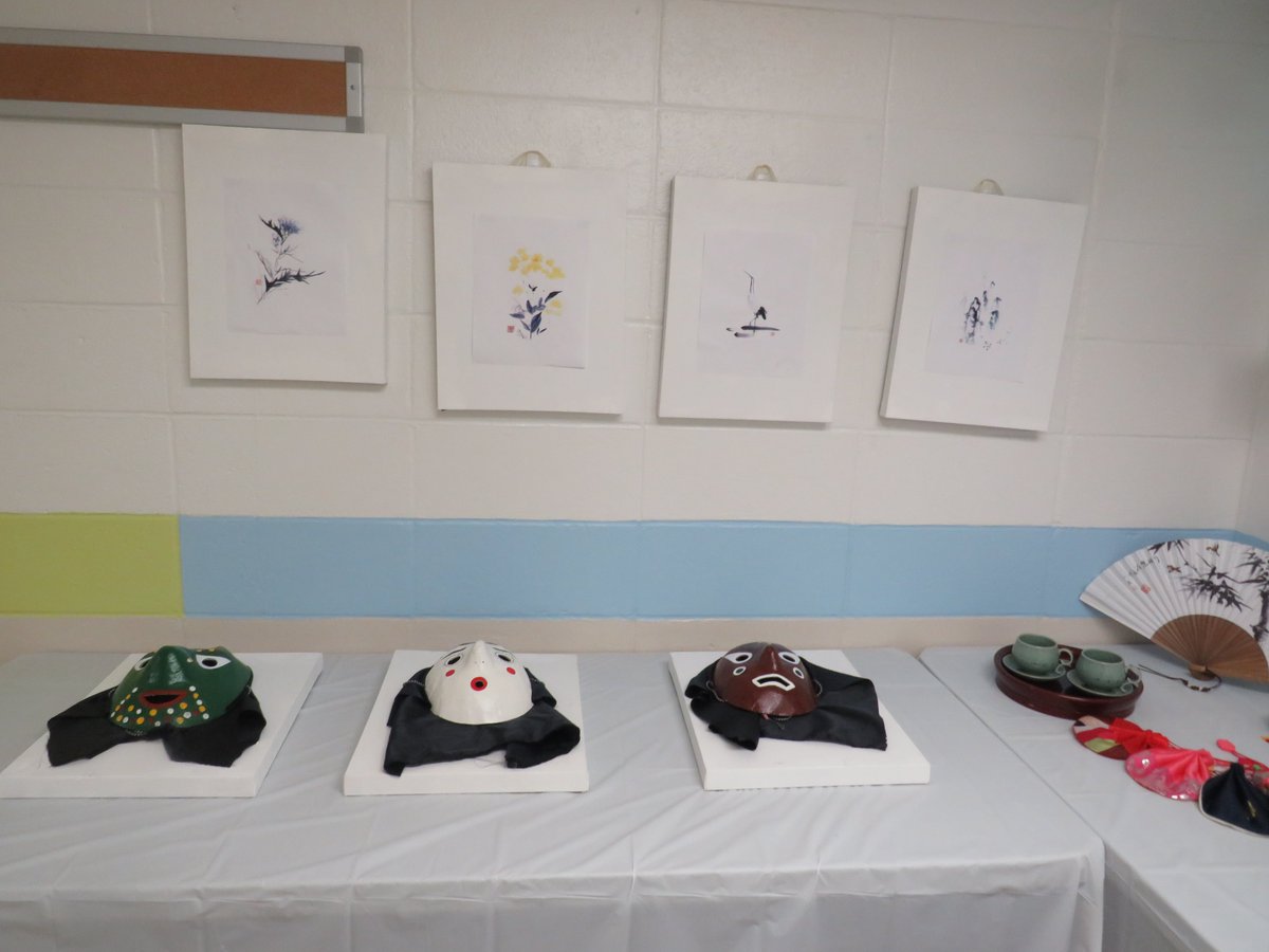 RobergeES's tweet photo. Thank you to the KPG for the display of items and artifacts arranged by the parent volunteers in anticipation of the Lunar New Year which begins on February 10th. The students and staff very much appreciate their efforts and the donation of the wonderful bookmarks received. https://t.co/YsG4F59Aza