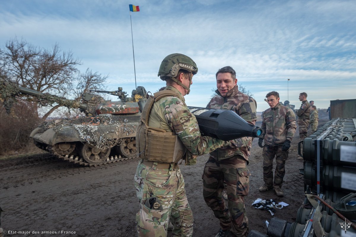 CEMAT_FR's tweet photo. Durement. Avec exigence. S’entraîner sans relâche, aux côtés de nos partenaires @NATO 🇷🇴 🇵🇹 🇲🇰 en #MissionAigle. 
D’exercices en exercices, de drill en drill. Pour être prêts.

#StrongerTogether https://t.co/Vb8TMHY52A