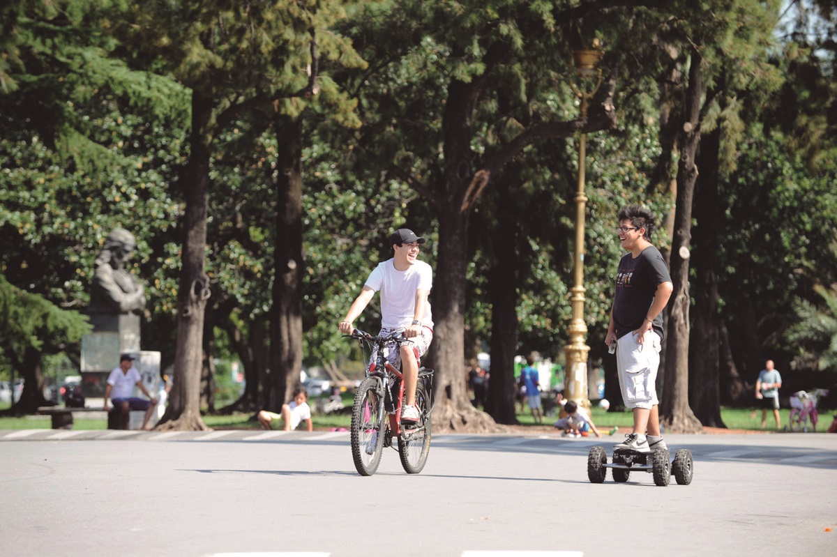 EnTurBA's tweet image. Diez circuitos para descubrir #BuenosAires en bicicleta 🚴🏼‍♀️

Este finde subite a la bici y disfrutá desde la historia de San Telmo hasta la modernidad de Puerto Madero o la cultura de Boedo, dónde cada barrio tiene su propio encanto.🤩

👉🏻 Encontralos en  bit.ly/TurismoEnBarri…