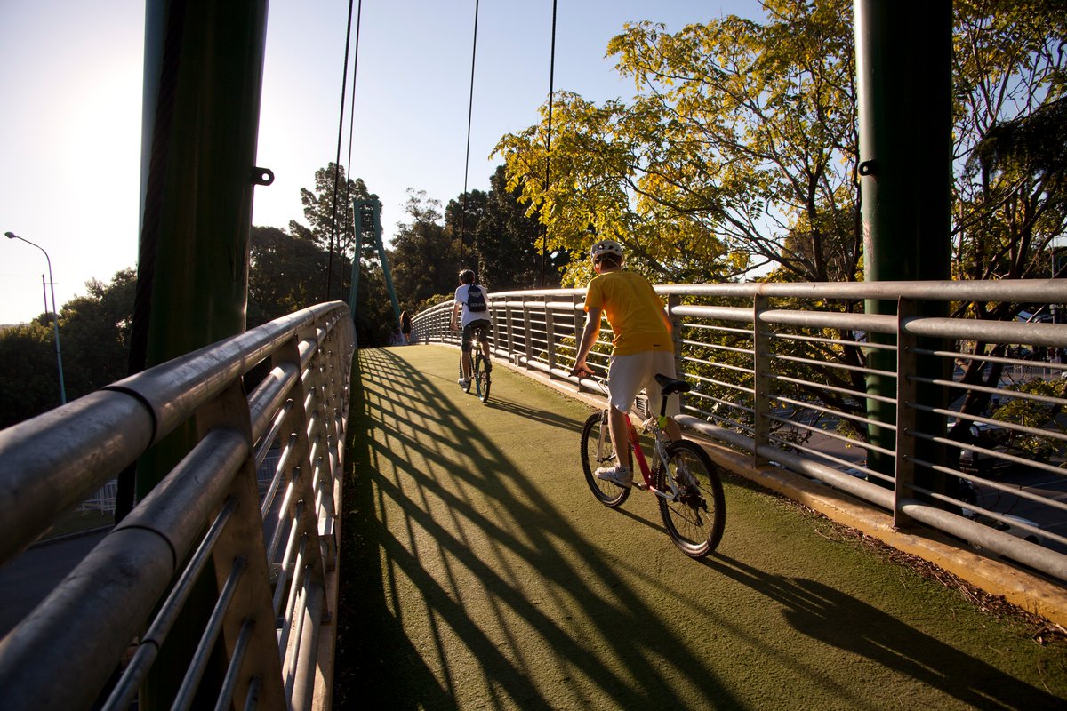 EnTurBA's tweet image. Diez circuitos para descubrir #BuenosAires en bicicleta 🚴🏼‍♀️

Este finde subite a la bici y disfrutá desde la historia de San Telmo hasta la modernidad de Puerto Madero o la cultura de Boedo, dónde cada barrio tiene su propio encanto.🤩

👉🏻 Encontralos en  bit.ly/TurismoEnBarri…