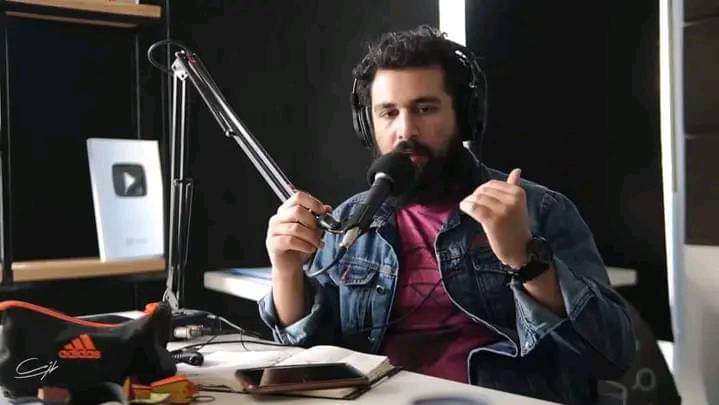 كنت ع طول حاسس إني جامد في الدنيا، اللي هو عارف لغات كتير، معايا باسبور كندي، وتعليم أجنبي، وكمان رجل اقتصادي ناجح لحد في مرة ما اعتكفت مع أصحابي، ولقيتهم ساعتها بيشوفوا مين فيهم اللي عنده علم ودين أكتر عشان يبقى إمام 

1/3