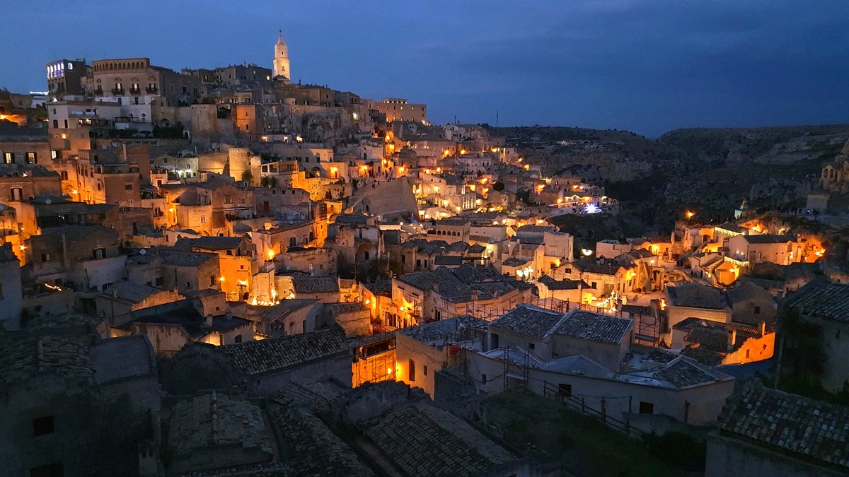 Si accende nella sera
come tante candele
risplende Matera
una guardiana fedele

#ImmaginiIrreali #CasaLettori @CasaLettori #scritturebrevi

#istantaneeDa Matera #basilicataturistica

#ThePhotoHour