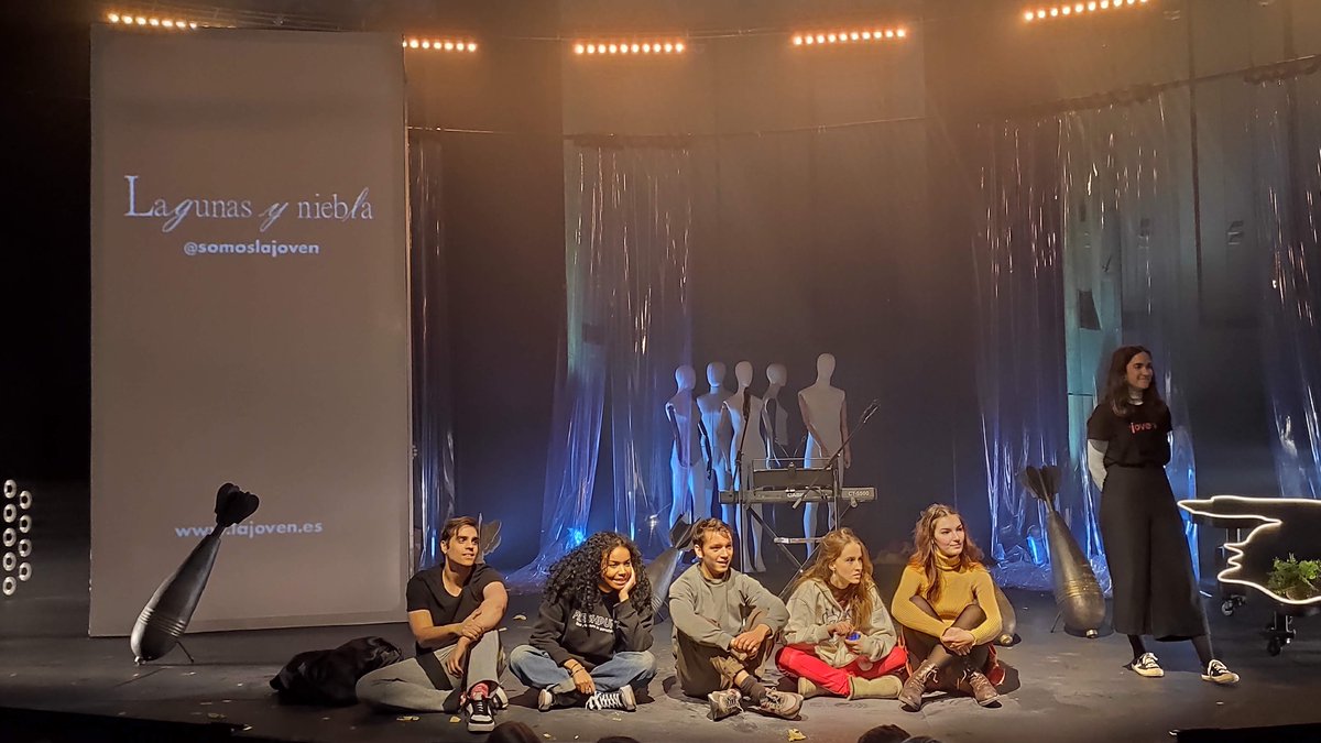 Hoy, por 1ª vez, he podido asistir a una de las funciones escolares de <a href="/somosLaJoven/">LaJoven</a> 
Sobre el escenario del <a href="/teatroabadia/">Teatro de La Abadía</a> 'Lagunas y niebla', de <a href="/PacoGamezAutor/">Paco Gámez Autor</a>, dirigida por José Luis Arellano
Emocionante, incómoda, necesaria.
Una experiencia inolvidable. Gracias 🙏