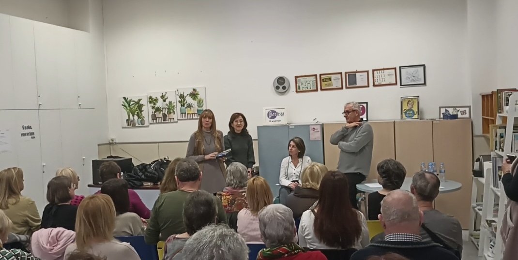 FibrolleidaS's tweet photo. Avui a Fibrolleida Ssc ha tingut el plaer de participar en  l' acte de presentació del llibre "CONVIURE AMB LA FIBROMIÀLGIA" escrit pel 
Dr. Lluís Rosselló  Aubach amb la col·laboració de Pilar Montesó Curtó.
Unes setanta persones han estat presents i han pogut comprar el llibre. https://t.co/21BDGa4RS3