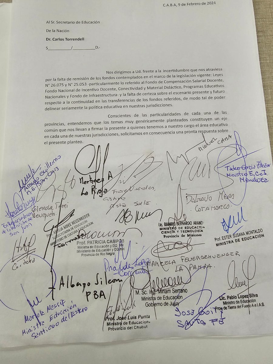 soniaalesso1's tweet photo. Esta nota firmaron los ministros y ministras de Educación de todo el país, reclamando los fondos que por ley nos corresponden, y que son producto de las luchas de las y los docentes #CTERA 
@Gatosylvestre @cyngarciaradio  @eldestapeweb @VHMok @maurofederico @marianoemartin https://t.co/PqzQko2bnG