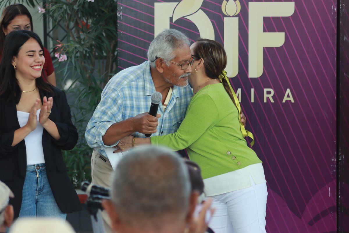 DifAltamira4T's tweet photo. Este jueves continuamos con el recorrido de entrega de apoyos alimenticios de primera calidad por parte del programa Adulto Activo, beneficiando a las colonias. 👵🏻👴🏻✨ https://t.co/CLolYNPy5r