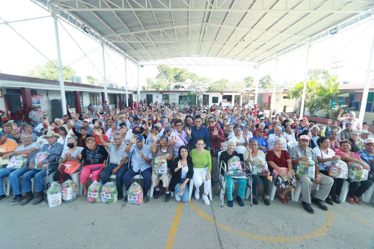 DifAltamira4T's tweet photo. Este jueves continuamos con el recorrido de entrega de apoyos alimenticios de primera calidad por parte del programa Adulto Activo, beneficiando a las colonias. 👵🏻👴🏻✨ https://t.co/CLolYNPy5r