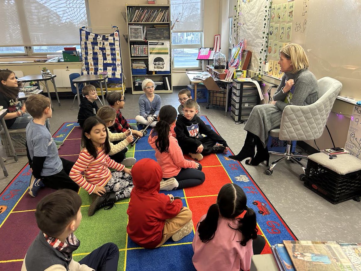 Loved reading to grade 1 students at Thomson today ! Bonus we also celebrated the 100th day of school 
#Rocketlearnstoread