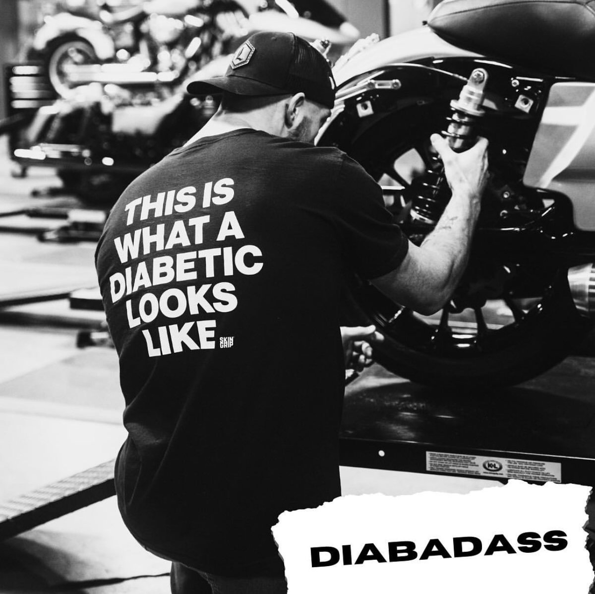 SkinGrip's tweet photo. You wear the shirt, you decide the narrative 🫵

Society’s stereotypes are yesterday’s news. It’s time to be the director of your diabetic story-redefine ‘diabetic’ your way 👊

Our tees are here for just THREE more days! Grab yours today at https://t.co/RylmqaNwTu 💪 https://t.co/QVGWoDx2J3