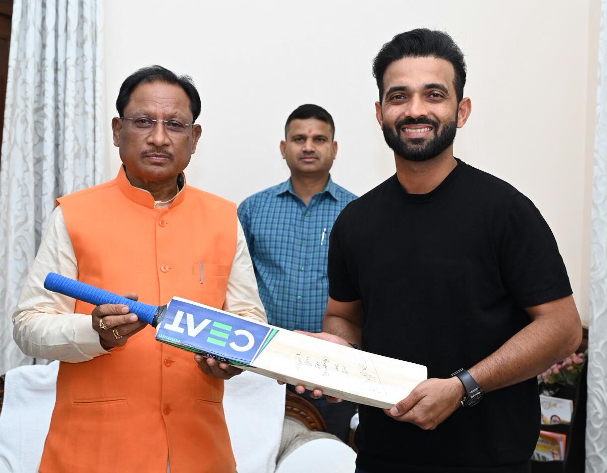 छत्तीसगढ़ में रणजी टूर्नामेंट खेलने आए भारतीय क्रिकेटर श्री आजिंक्य रहाणे से मिलकर ,मुख्यमंत्री श्री विष्णुदेव साय को फिर याद आया अपने बचपन का क्रिकेट। 
श्री साय ने आजिंक्य से क्रिकेट को लेकर अपने बचपन के संस्मरण भी साझा किए कि कैसे वो खुद बनाया करते थे। इस दौरान छत्तीसगढ़ में