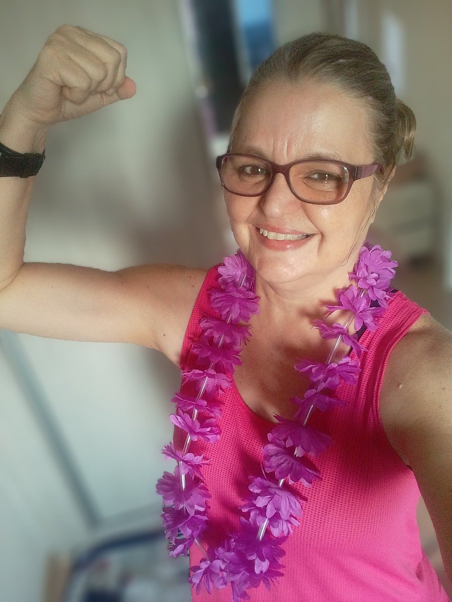 Happy #flexfriday 💪🏻 Flexing after doing Capacity Cardio 20' and for the start of our Brazilian carnival holiday! 🎉 Have a great weekend! 🥁🎊 @MyPeakChallenge @SamHeughan @MountainPeakers @RoadtripPeakers @GreenCoastPeak @HomeGymPeakers @AOKPeakers @IslandPeakers @DRPeakers