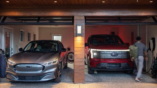 #FordPolska | 

Pytanie przed snem👇

▫️Którego ⚡️elektryka wolelibyście mieć w garażu?🧐

👈 #MustangMachE czy #F150Lightning? 

Do usłyszenia