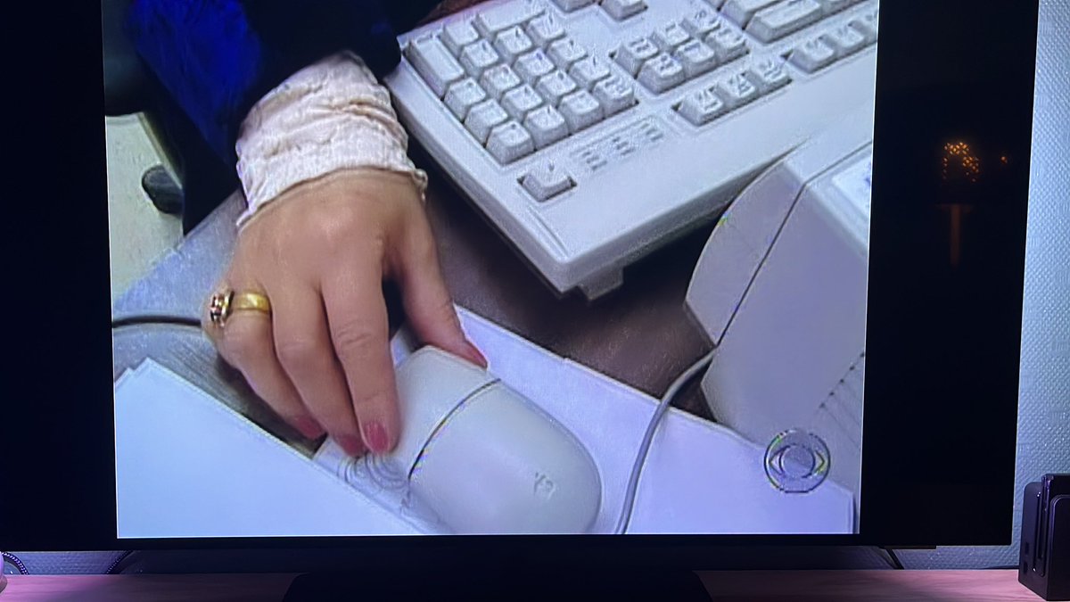 #RaelTheAlienProphet L’assistante de Rael qui veut nous fait croire qu’elle bosse là 😂