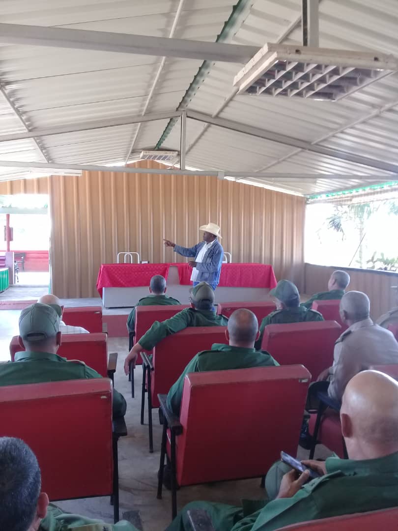 EJuvenilTrabajo's tweet photo. Continúa recorrido de jefes de jefaturas EJT por áreas de occidente del país, esta vez en la granja militar de la UAM de Batabano. 
#Cuba
#GenteQueSuma https://t.co/a1LZqODu5G