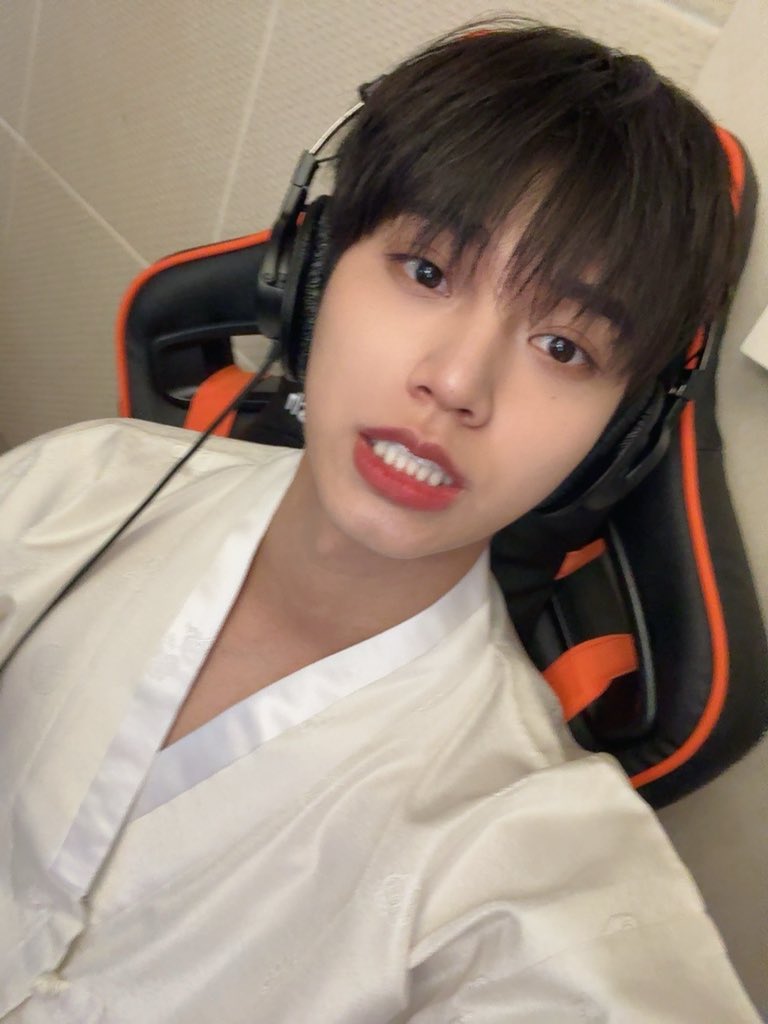 OmegaX_members's tweet photo. [#OX]

설날 신나게 보내💕

#OMEGA_X #오메가엑스 
#혁 #HYUK https://t.co/nsrF4sUh45