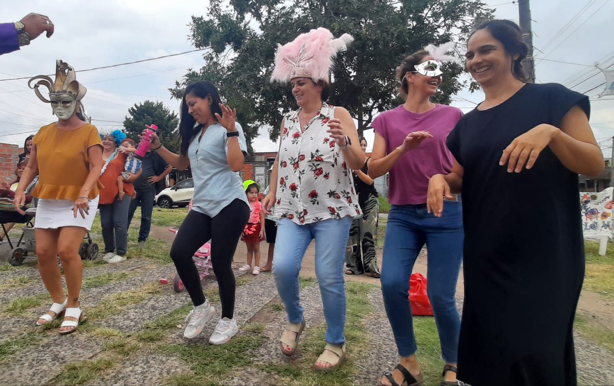paulaetchart2's tweet photo. Palpitamos el carnaval en el Juana!!! El encuentro, la alegría, la música también hacen a la salud de la población!!! https://t.co/hdI6zX3qWR