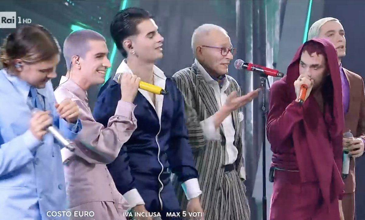 Diamo d'ufficio la vittoria della serata a #bnkr44 per questa cosa epica fatta con Pino D'Angiò. La serata cover deve essere inventiva, fantasia, non inutile ready made già visto per stuzzicare nostalgia.

#SANREMO2024
