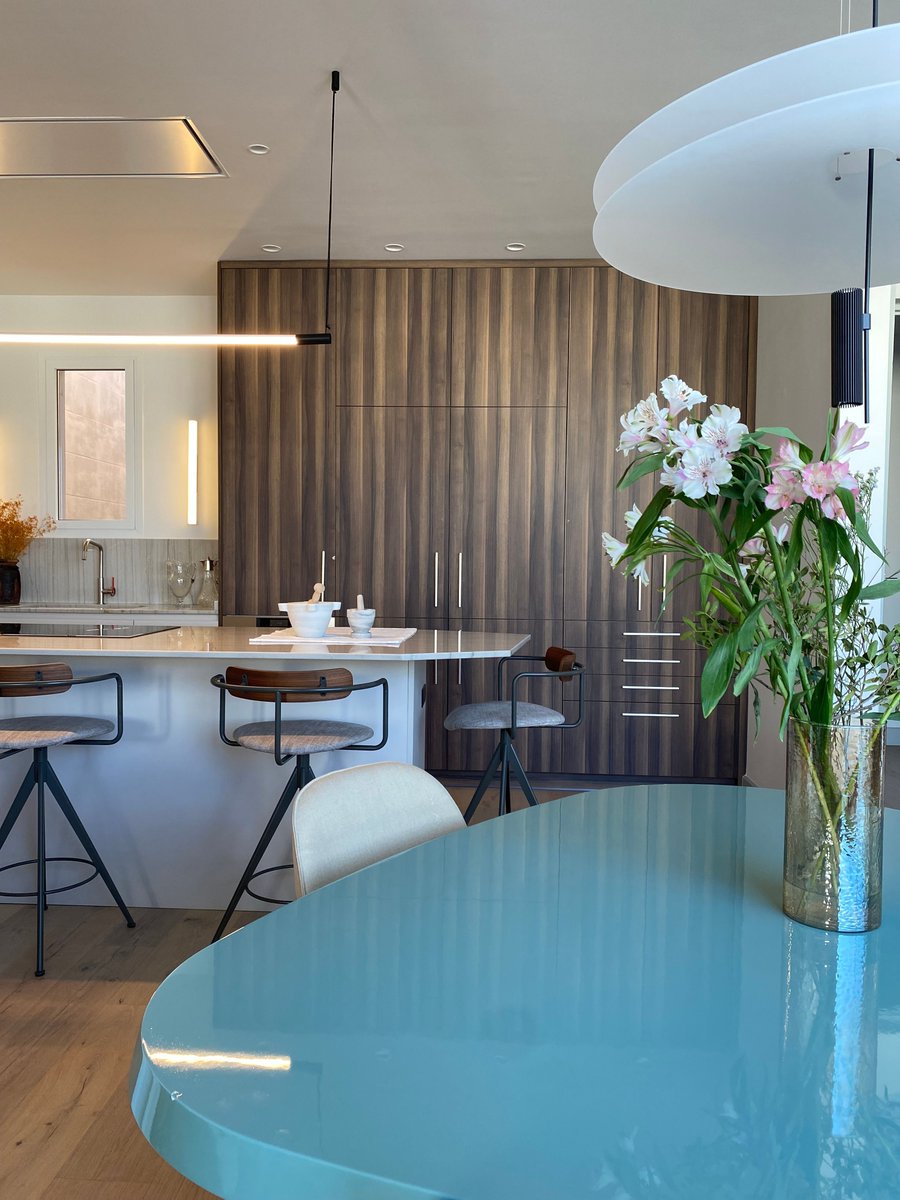 inkococinas's tweet photo. Mueble mural de madera veteada, península con amplia superficie de trabajo y almacenaje en la parte baja y una elegante vitrina, son los elementos principales del conjunto
#Inkococinas #INKOCOCINAS #cocinaamedida #cocinaconestilo #cocinaydiseño #cocinapersonalizada #mueblemural https://t.co/lggfLsUQbx