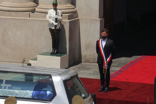 diputadonaranjo's tweet photo. El pdte Boric ha demostrado una grandeza y humanidad en los funerales del ex pdte Piñera q ojalá la derecha aprenda como hay que tratar y relacionarse con un pdte de la República. Su actitud ha sido reconocida y valorada por  la unanimidad de las chilenas/os.Muy bien pdte Boric https://t.co/cPLvX1Ve8D