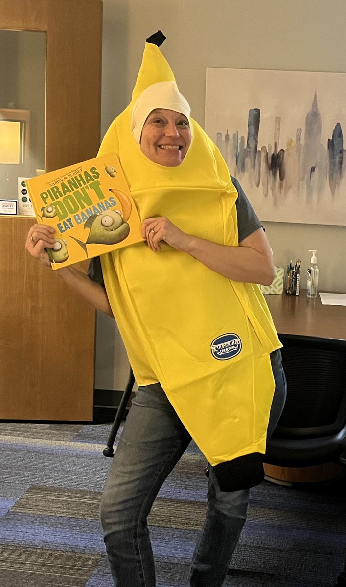 When your IC dresses up as a banana for read aloud you know it’s a good day! ⁦@WhiteCarolyna⁩ ⁦@ccgreer28 #RISDGreatness