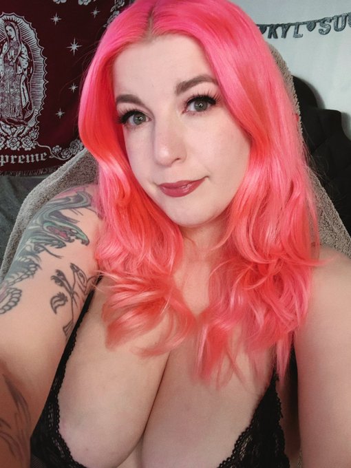 happy friday! i&rsquo;ll be online all afternoon @ https://t.co/dcu2lakLqD &amp; https://t.co/4zO1LrgpDC! 🤗 https://t